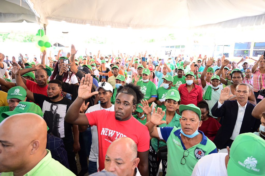 LeonelFernandez's tweet photo. Con orgullo y un alto sentido de responsabilidad, recibimos en nuestro partido a ciudadanos de las más distintas latitudes políticas y sociales. 

Santo Domingo Este, sean todos bienvenidos a Fuerza del Pueblo.

#FuerzaDelPueblo
#SeguimosCreciendo
#FPSeFortalece https://t.co/yb6cYJlTnT