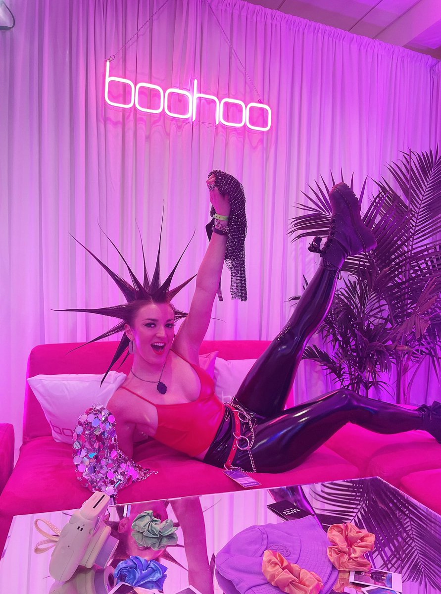 Erin_Micklow's tweet photo. At the @boohoo gifting suite at @vidcon! ๐
#itsfromboohoo #boohoo #vidcon #vidcon2022 #vidconus #style #fashion #outfit #punkgirl #punkrockgirl #altgirl #alternativegirl https://t.co/P9IqzgNgFZ
