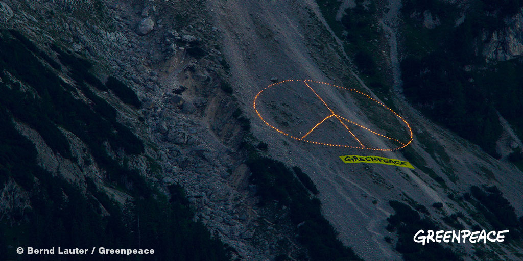 greenpeace_de's tweet photo. +BREAKING+ 10 Greenpeace-Aktive protestierten anlässlich des #G7summit in Elmau auf dem Waxenstein bei Garmisch-Partenkirchen. Am Hang brannte ein Bergfeuer in Form eines Friedenszeichens mit einem Durchmesser von 60 Metern. #exitfossilsenterpeace #G7GER https://t.co/JrVSsQG9yK