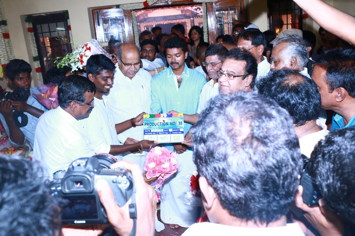 kingofkwood's tweet photo. #Theri (#Vijay59) Pooja happened 
On this Day - June 26, 2015 ✨

#7YearsOfTheriPooja #7YearsOfTheriPoojai 
@Atlee_dir #GV50 @gvprakash @theVcreations 
@actorvijay #Varisu | #Beast | #Thalapathy67 https://t.co/YQ0oyhx6ne