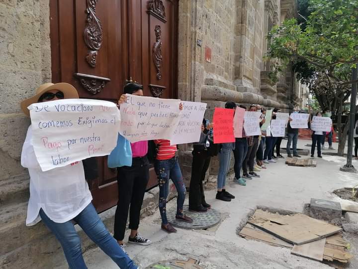 fuerzaprooaxaca's tweet photo. Que la "4T" les retenga el salario a los responsables de dejar tantos meses sin salario a miles de maestros PRONI. @TaniaCruz_D11 @delfinagomeza @GabrielaCajeme @lopezobrador_  pónganse en nuestros zapatos, trabajen y soporten 6 meses sin salario. @V_TrujilloM https://t.co/d0994tztJR