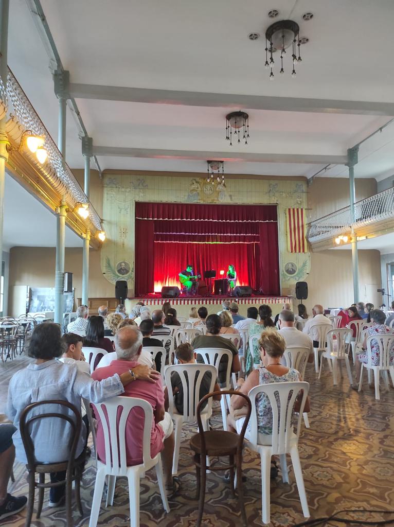 EsquerraValls's tweet photo. 🔥 [SANT JOAN] 🧨 La diversitat cultural de la ciutat també ha estat present a la festa major 🤗👏 Avui amb un taller de henna i pinta mandales de les Dones en Xarxa i l'actuació musical del col·lectiu xilè de #Valls 

#SantJoanValls #FestaInclusiva #PLACI https://t.co/xvtbUD63a5