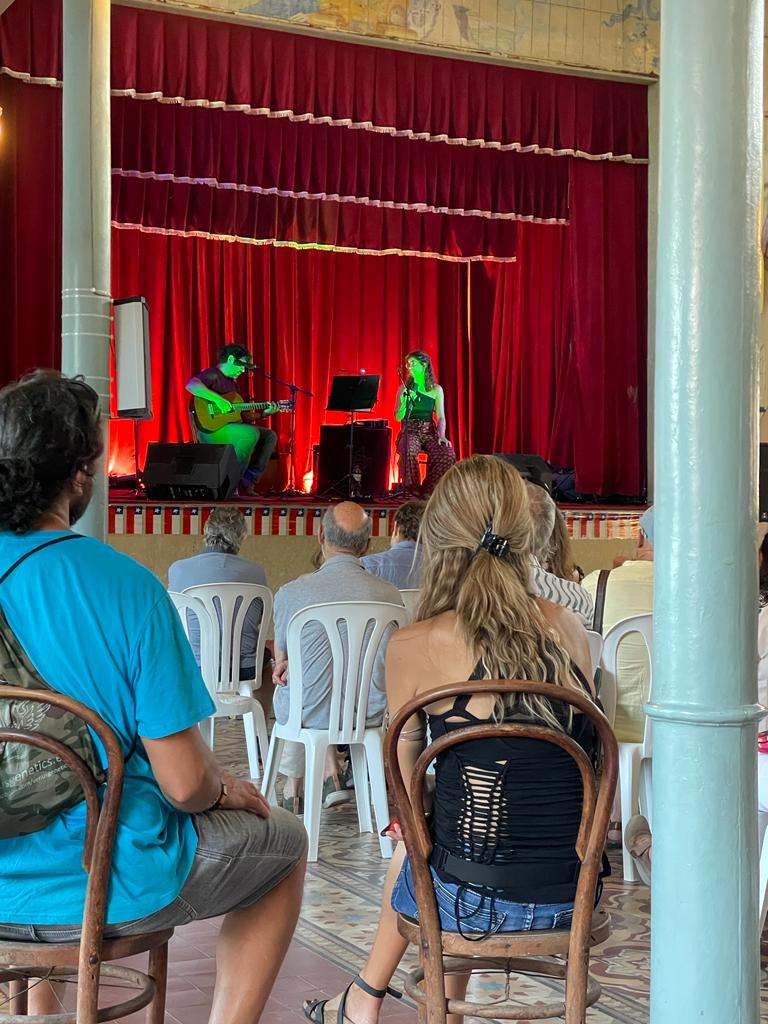 EsquerraValls's tweet photo. 🔥 [SANT JOAN] 🧨 La diversitat cultural de la ciutat també ha estat present a la festa major 🤗👏 Avui amb un taller de henna i pinta mandales de les Dones en Xarxa i l'actuació musical del col·lectiu xilè de #Valls 

#SantJoanValls #FestaInclusiva #PLACI https://t.co/xvtbUD63a5