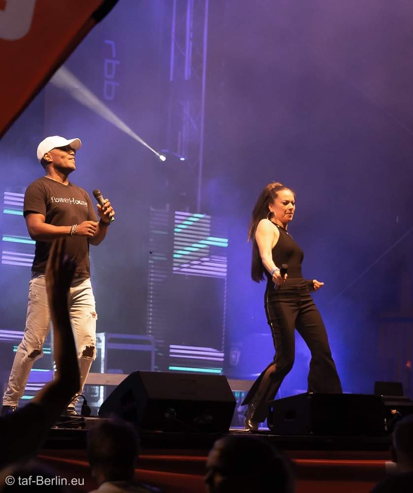 tafBerlinEvent's tweet photo. Stadtfest Storkow - unterwegs in Sachen Künstlervermittlung.
Wir waren wir mit Anna-Maria Zimmermann und einer 90er Jahre Show mit Kirk Smith (von Party Admiral &amp; Mister Voice of Germany) und Rachel Hiew (Stars in Concert) unterwegs.
Ein Dankeschön an die Organisatoren! https://t.co/IqXjHwTR79