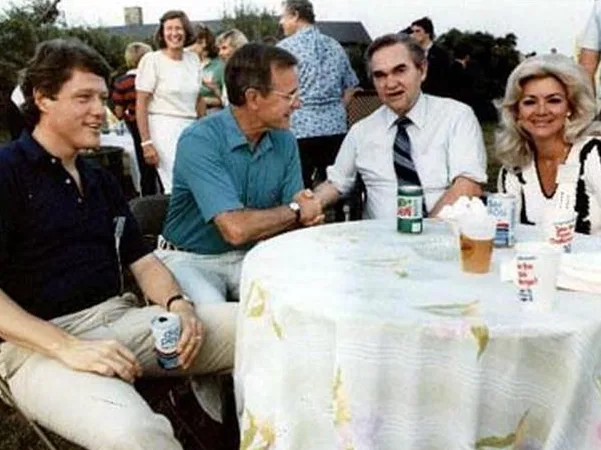 Read more about the article July 30, 1983: Lobster bake at Bush summer home, Kennebunkport, Maine. From left