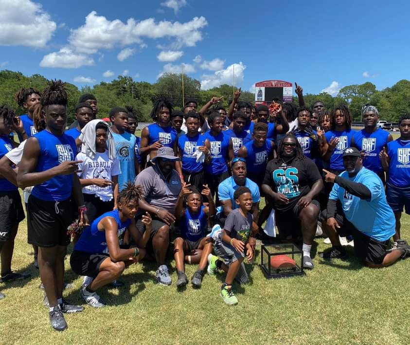 CDMCCLOUD03's tweet photo. ShoutOut Too Solomon Kindley of Raines for inviting us out to his 7on7 Tournament not only did we show up we won the 🏆 #Champ #Ribault #TrojanPride⚔️ https://t.co/19qutq4vCM