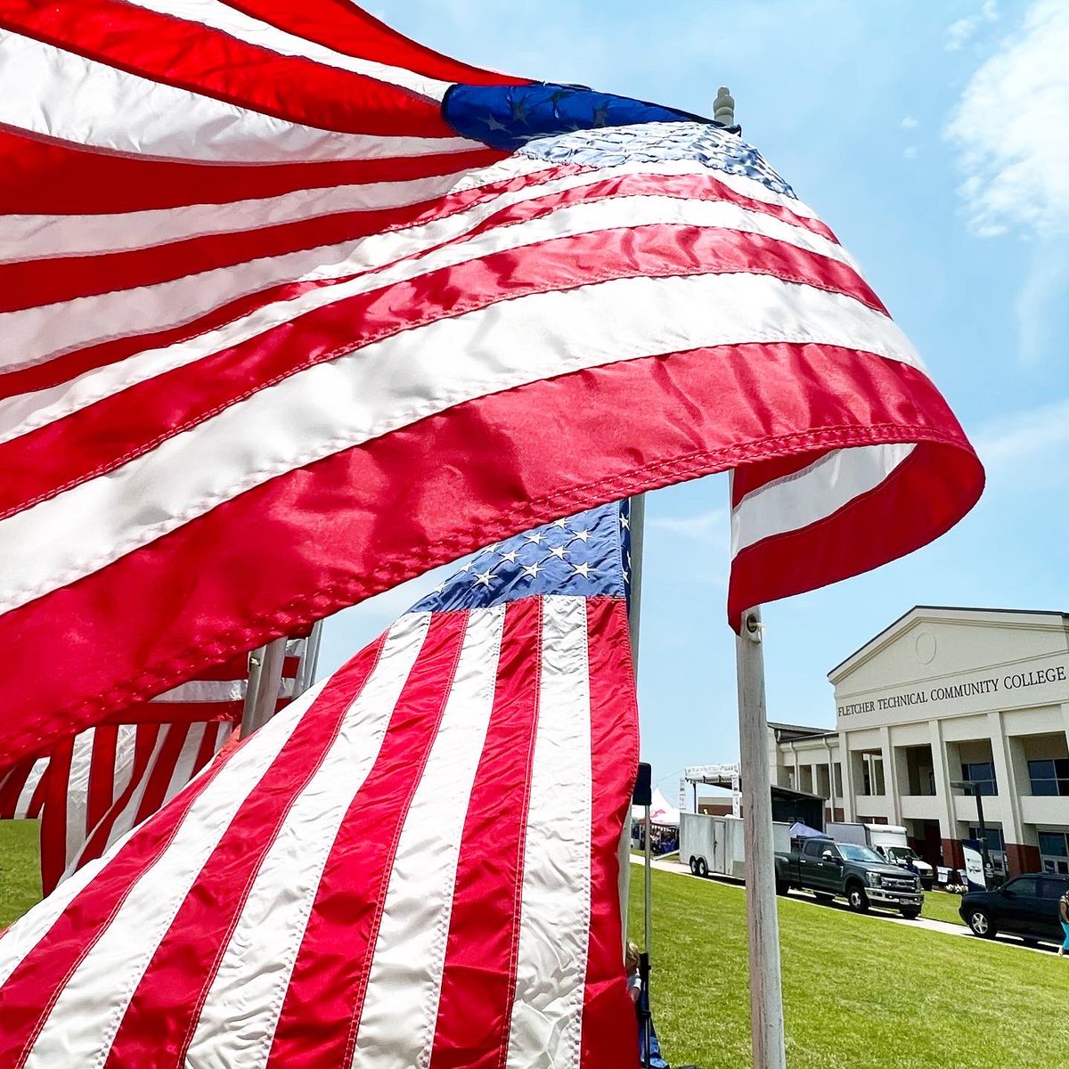 FletcherCollege's tweet photo. What a beautiful sight. 😍

We are having a great time out at the #SLVO #FreedomFest  crawfish boil-off at our main campus in Schriever. 

Fireworks start at 8:30. Come out for some family-friendly fun. https://t.co/Frw31pagEQ