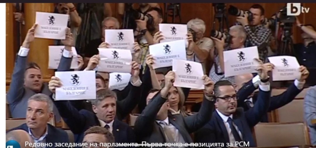 Ова не се територијални претензии, ова е "демократија".
Дел од нас што не ја разнираме овааа демократија, според Османи ќе сме одговарале за попречување на европскиот пат на Македонија. Е па еве јас признавам дека ваква демократија не разбирам.