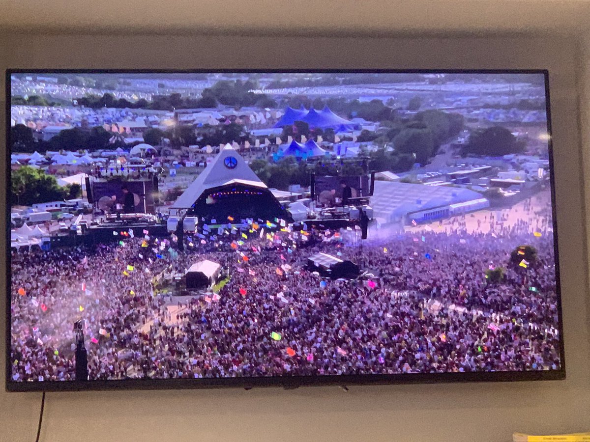 Watching #Glastonbury &amp; inbetween not knowing a load of artists &amp; seeing own ageing process reflected in Noel Gallagher:Mel C I look at the crowds &amp; am overwhelmed with a single thought:

What would I do if I needed a wee?

And with this,my true 90s festival spirit died forever.