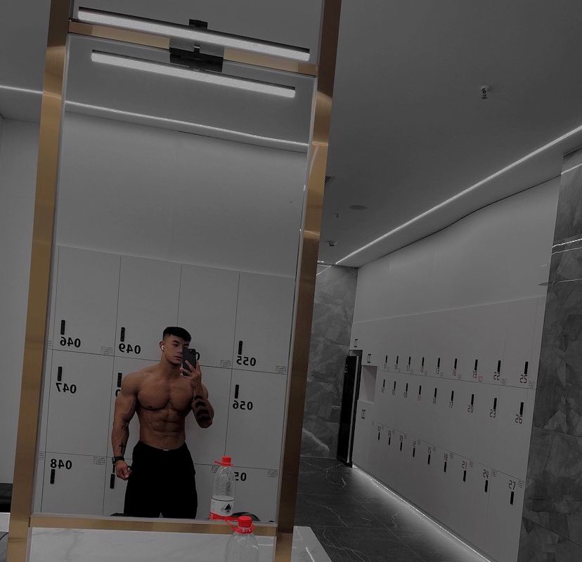 fracturedjock's tweet image. ⊹ · ✧  How a real man looks.