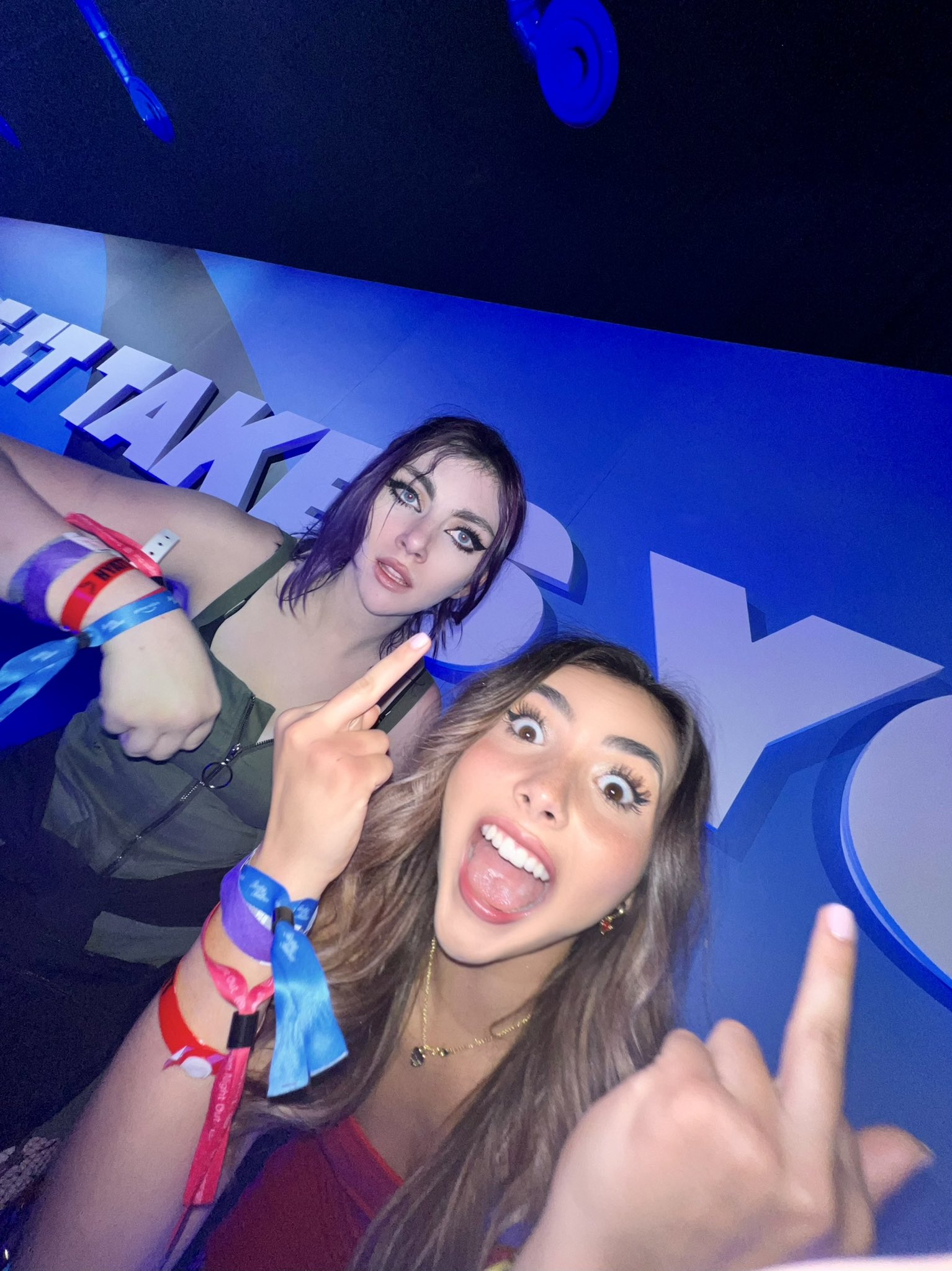 Andrea Botez on X: I wish I had a better explanation as to why this is the  only photo I took at Vidcon  / X