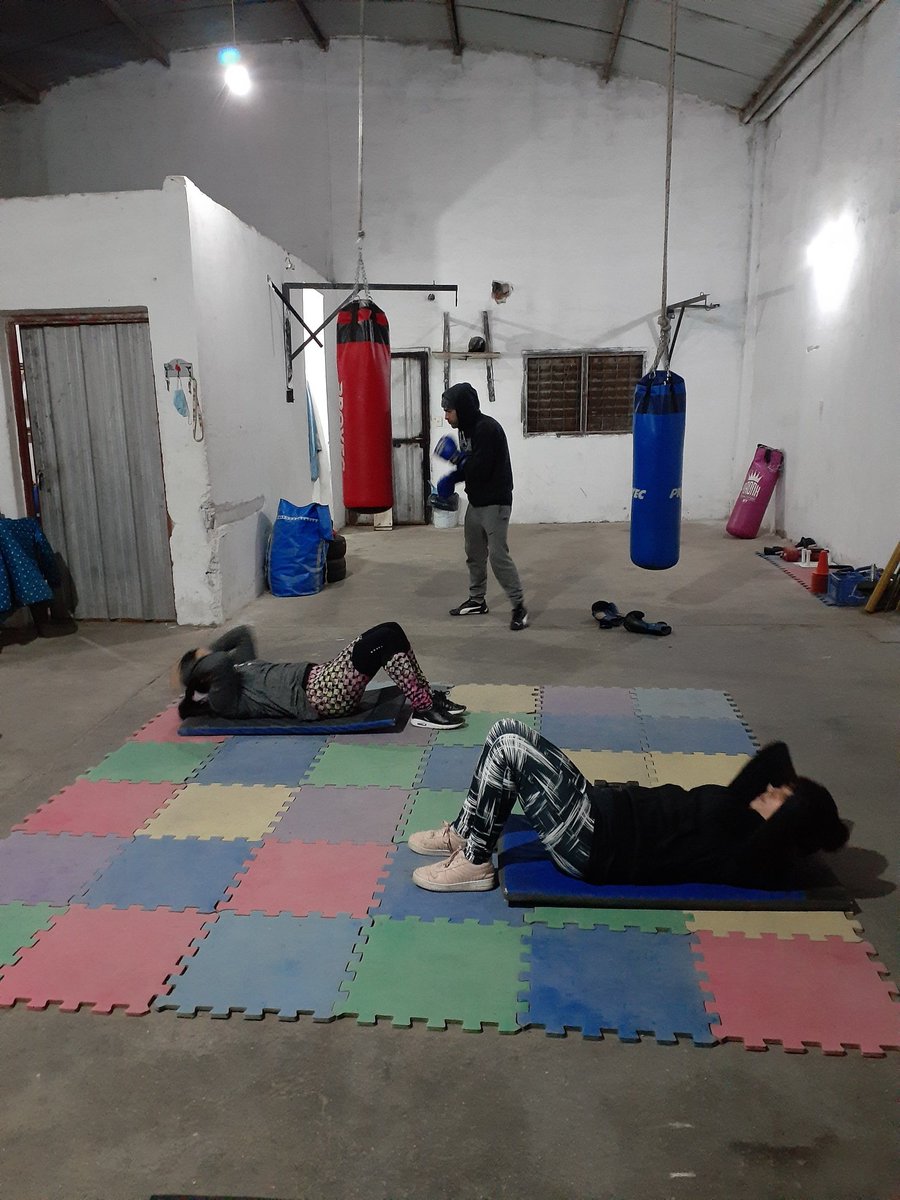 pajaromil's tweet photo. Estuvimos visitando junto a @Lucho_Alba a Ornella, profe responsable del Gimnasio Social en Barrio Alberdi, nos comento el trabajo solidario que realiza con mas de 30 chicos del sector. 
GRAN ESFUERZO Y TRABAJO!!! 
#EquipoJuanJure
#TrabajoSocial https://t.co/Lb01vL33uf