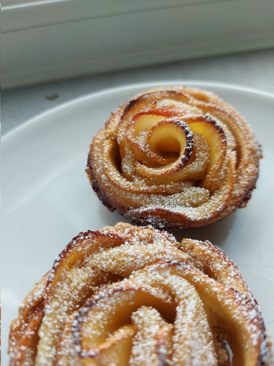 Pretty happy with these, considering I've never made them before, and Tiny Foodgirl had a lot of fun helping. Think I need to make some vanilla custard now though 😄 #applerose #applepie #summerbake