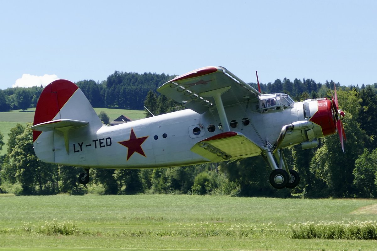 Roli_Net's tweet photo. wonderful #Antonov AN-2 #starflight LY-TED #LSZO #Bermünster Flugplatz #AN2 #Aircraft #aviationlovers #aviationphotography #aviation #avgeek #Avgeeks #planespotting Traktor der Lüfte https://t.co/BVdBJcUIVG