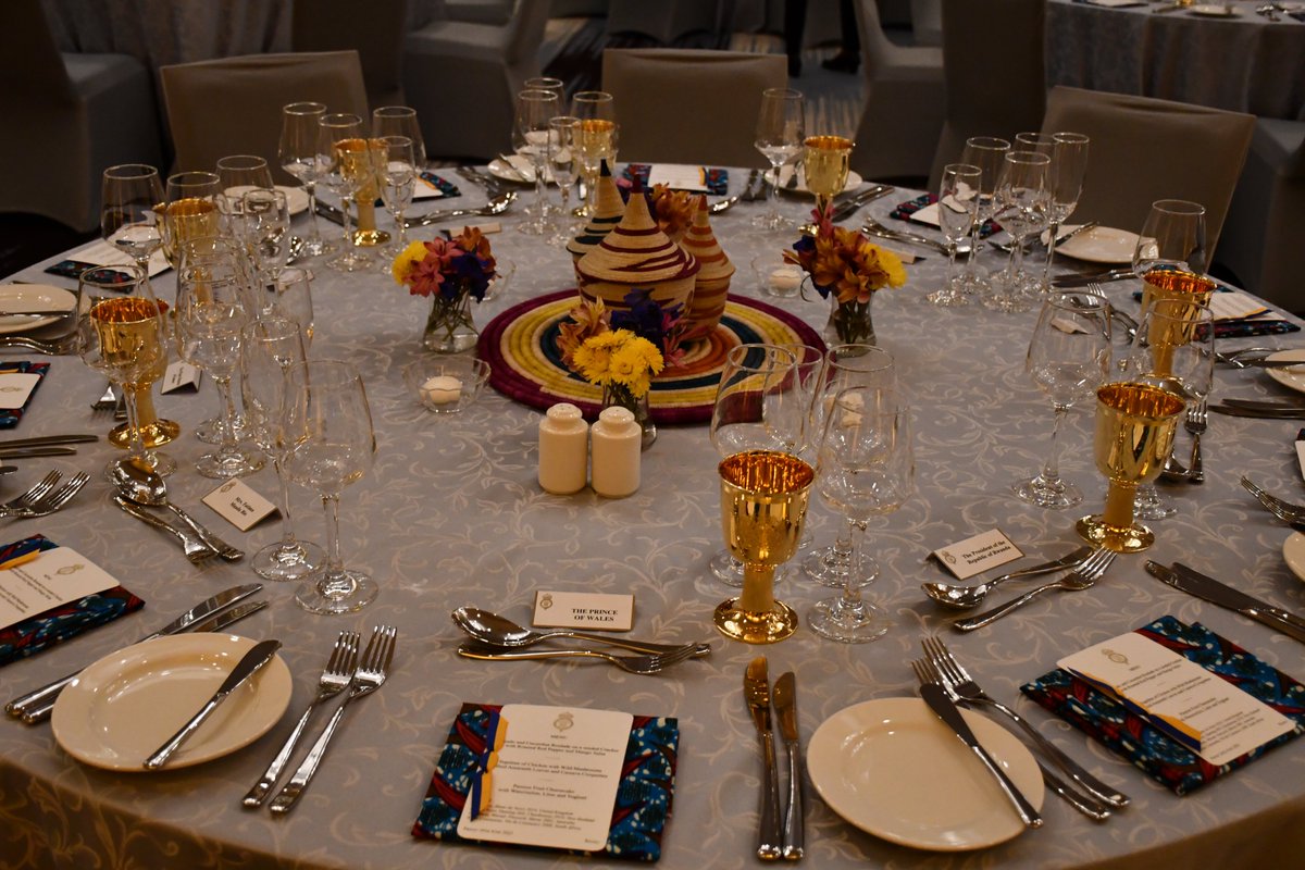 🇷🇼 Napkins were produced by Nyamirambo Women’s Centre, an NGO which provides training and education for women in need.

🇷🇼 Mats at the table centre use the #CHOGM2022 colours and were made by women from Mayange Reconciliation Village.