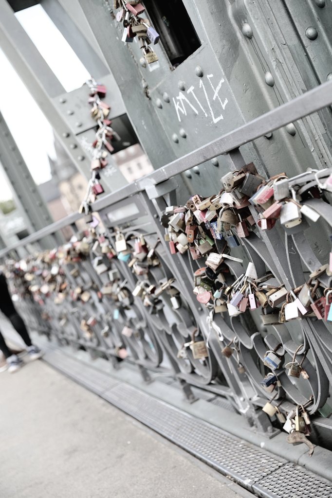 RPG_gallery's tweet photo. Exploring the city, encountering some nice street artists! #photography #streetphotography #Streetartists #lovelocks #Frankfurt #music #Accordion #Guitar https://t.co/kPX6PYJddG
