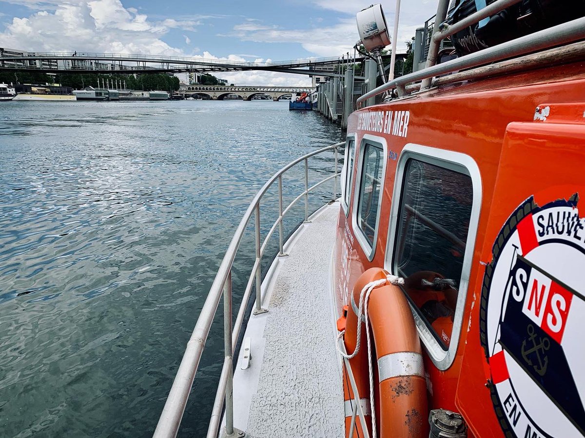 SauveteursenMer's tweet photo. Journées nationales des #SauveteursenMer #SNSM 📍 Rencontrez les sauveteurs bénévoles de la SNSM sur notre village éphémère du #sauvetage sur les quais de Seine à Paris ⚓️ RDV port de Bercy Aval aujourd’hui et demain de 9h à 21h 👉🏻 https://t.co/TEL7yHimP3 https://t.co/Ikg3DKpY8f