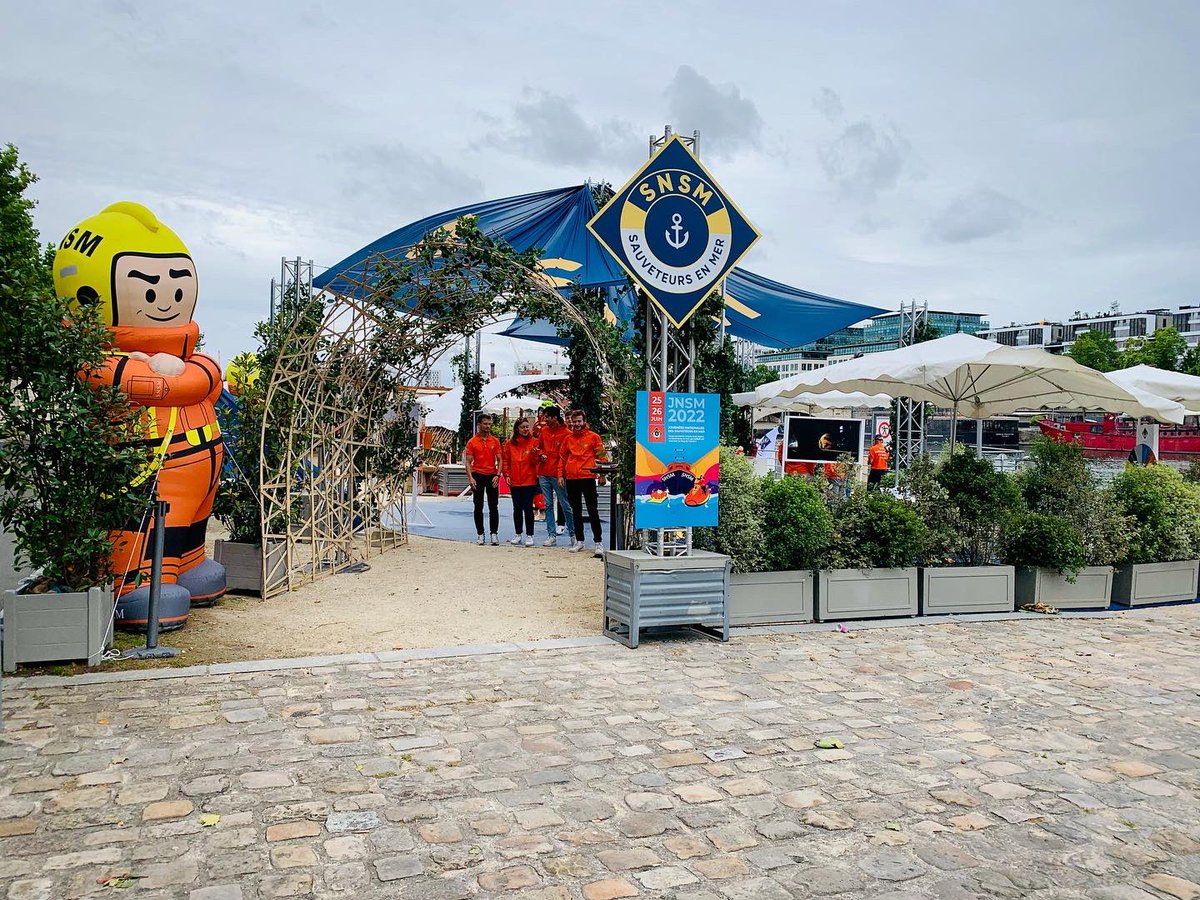 SauveteursenMer's tweet photo. Journées nationales des #SauveteursenMer #SNSM 📍 Rencontrez les sauveteurs bénévoles de la SNSM sur notre village éphémère du #sauvetage sur les quais de Seine à Paris ⚓️ RDV port de Bercy Aval aujourd’hui et demain de 9h à 21h 👉🏻 https://t.co/TEL7yHimP3 https://t.co/Ikg3DKpY8f