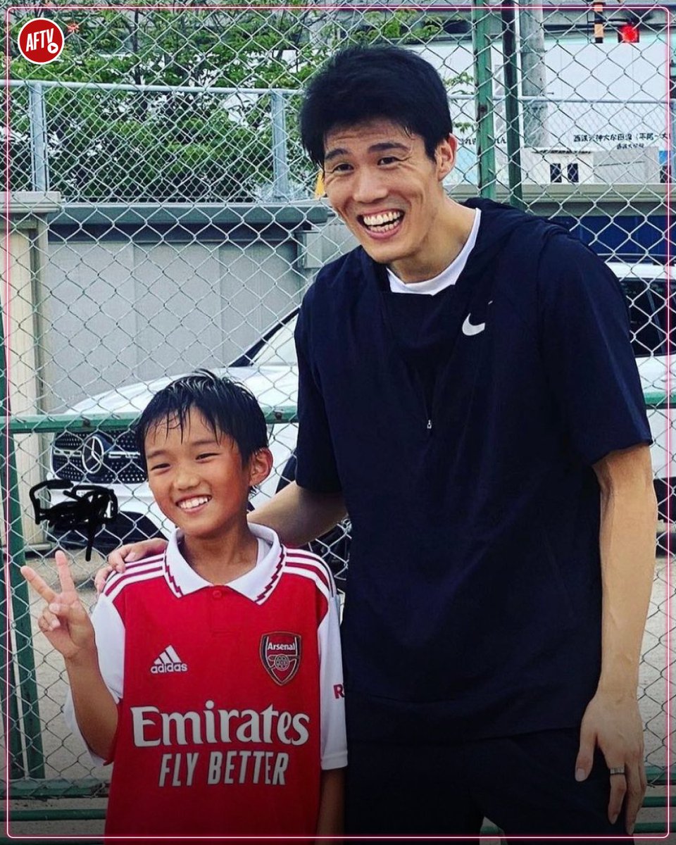 AFTVMedia's tweet photo. Takehiro Tomiyasu visited his former club in Japan, Avispa Fukuoka, and coached some of the young academy players this week! 🇯🇵

#AFC #Arsenal #Tomiyasu https://t.co/Hikjy0DpKj