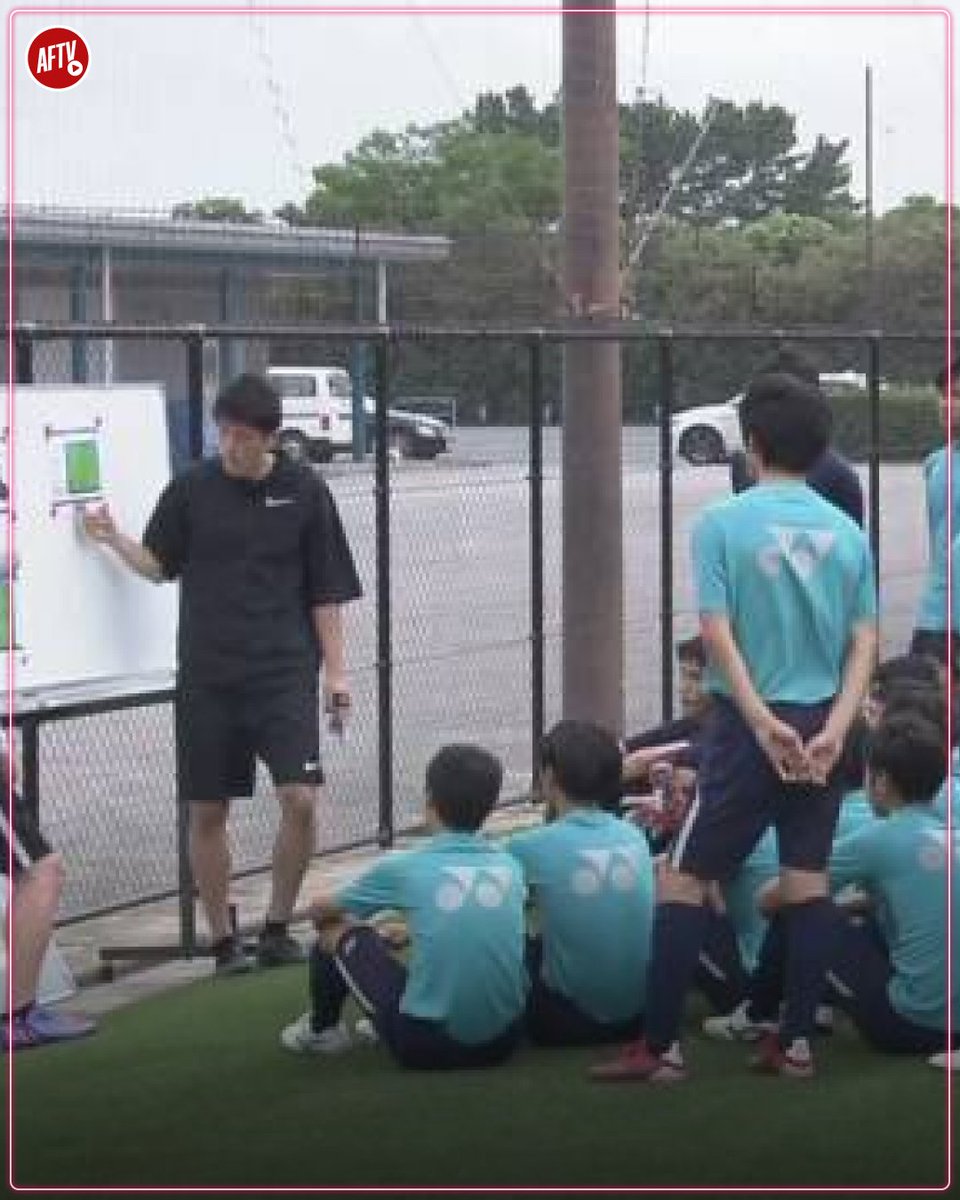AFTVMedia's tweet photo. Takehiro Tomiyasu visited his former club in Japan, Avispa Fukuoka, and coached some of the young academy players this week! 🇯🇵

#AFC #Arsenal #Tomiyasu https://t.co/Hikjy0DpKj