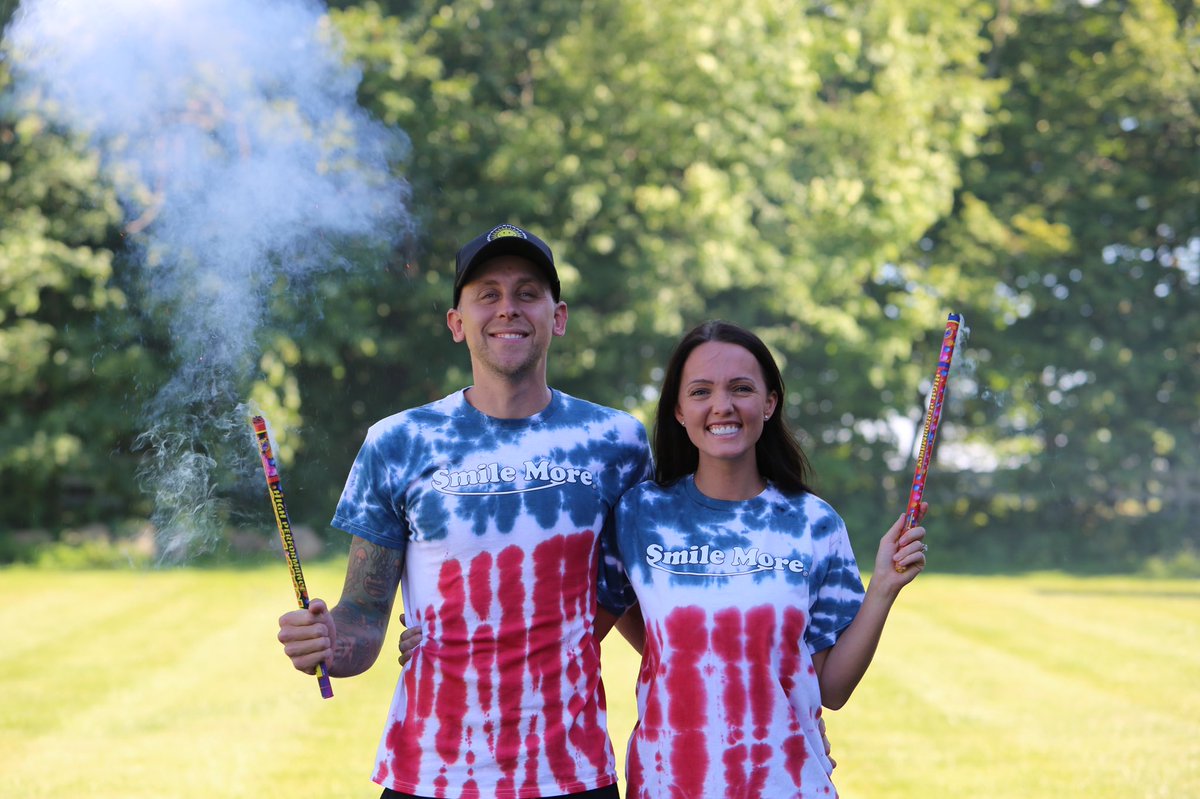 A brand new #SmileMore Tee is here! Just in in time for July 4th 😍🎉 These are super limited, so get them while you can 🇺🇸

bunkerbranding.com/pages/roman-at…