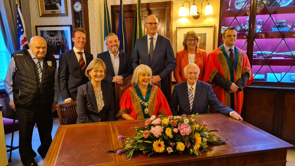 simoncoveney's tweet photo. Congratulations to our fantastic new Lord Mayor of Cork ⁦⁦⁦@deirdreforde⁩ - well done! ⁦@DeirdreCluneMEP⁩ ⁦@jerrybuttimer⁩ ⁦@fireymurt⁩ ⁦@CllrShaneOC⁩ ⁦@FineGael⁩ ⁦@ColmBurkeTD⁩ https://t.co/sivjzet8Xc