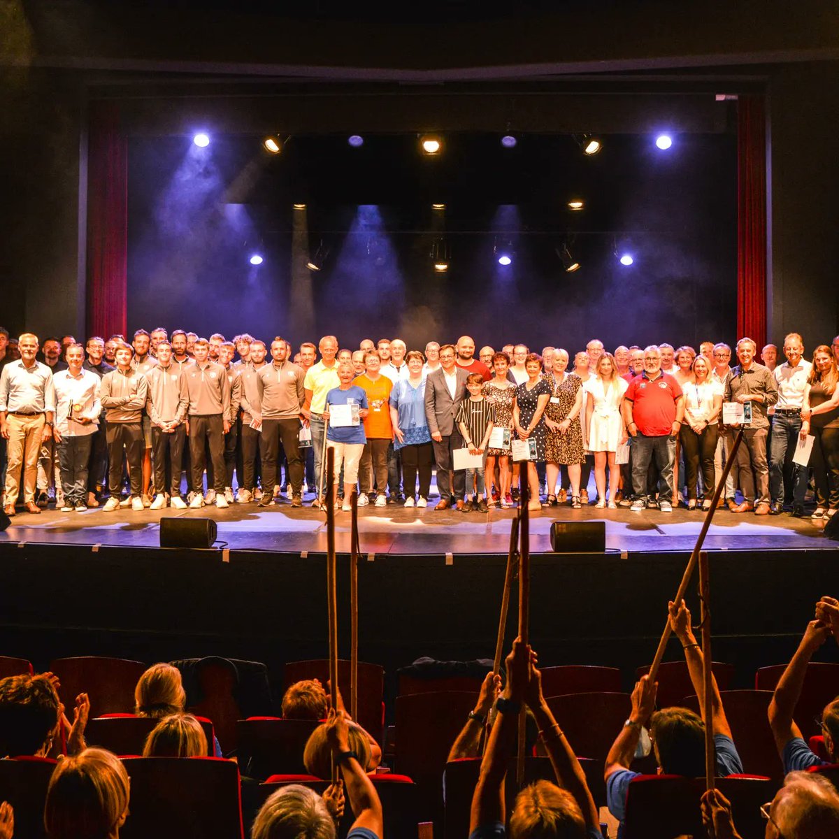 AntoineBulard's tweet photo. La Ville de #Barentin renoue, lors de la journée olympique, avec sa traditionnelle "Soirée des Sports" avec un parrain de renom et 100% local, Cyril Gringore ⚽️

De nombreux sportifs ont été mis à l'honneur comme @matteohache, champion de France des poids moyens 🇫🇷🏆 https://t.co/i5tYFUrSyH