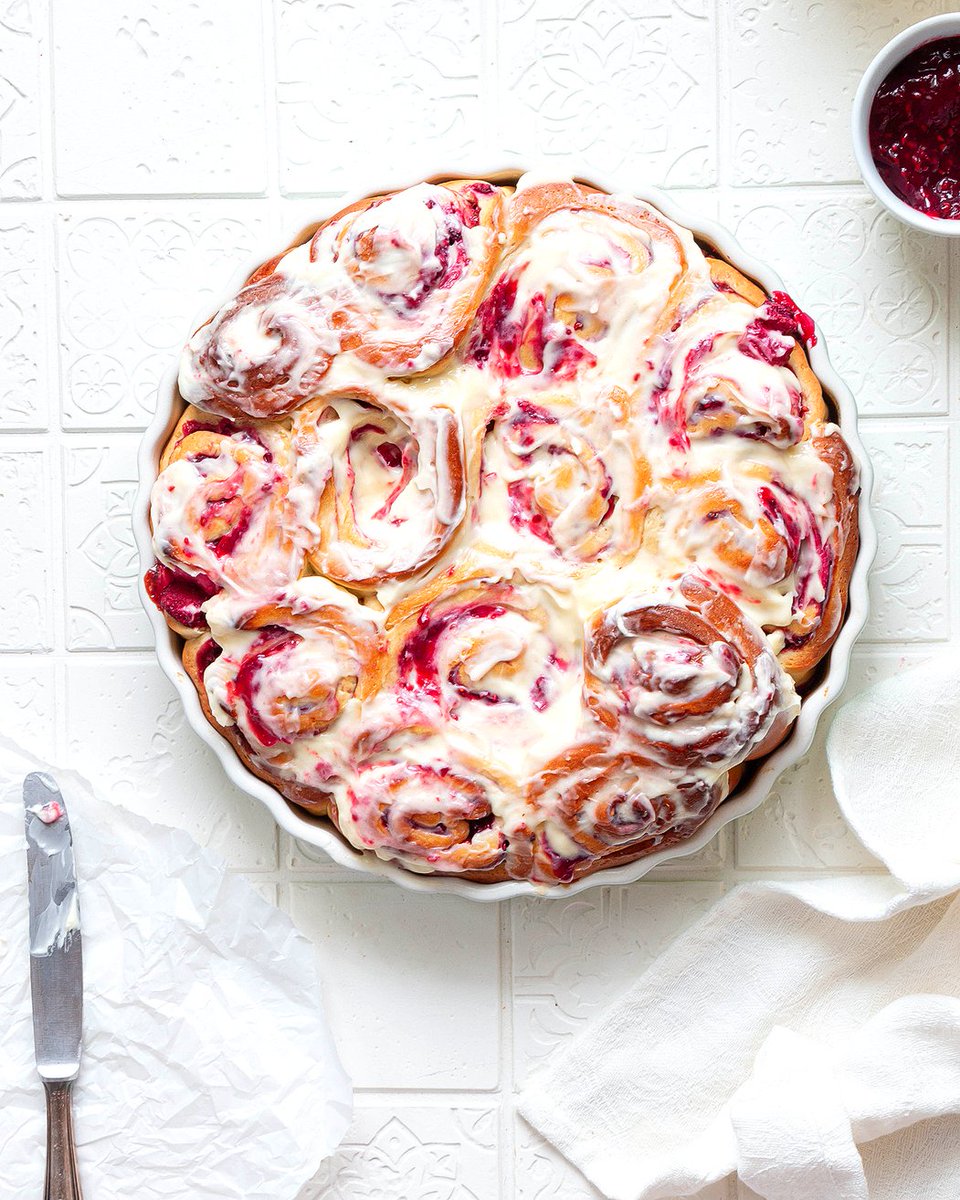 Himbeerschnecken gefällig? Sieben Jahre Foodbloggen haben mich eines gelehrt: Zu viel Frischkäsefrosting gibt es nicht.😂 Für mich ist es das Tüpfelchen auf dem 'i'. Und egal für welche Geschmacksrichtung Du Dich entscheidest, damit entstehen die schönsten Farbverläufe.