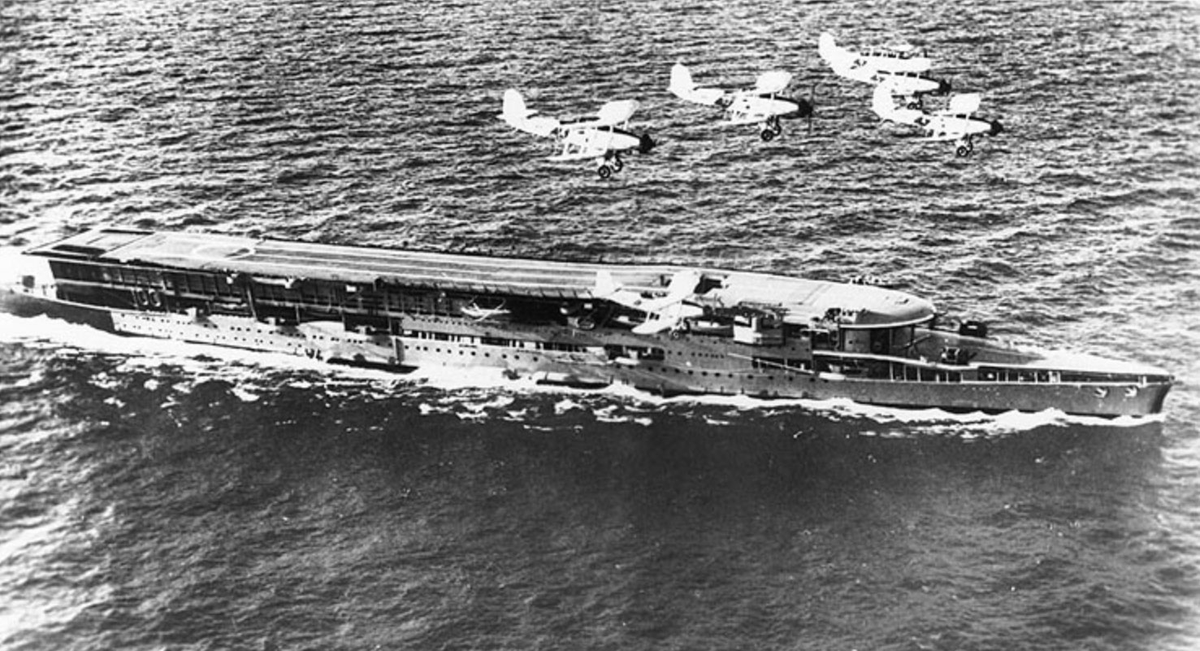 USAS_WW1's tweet photo. #ships #WW2 Hump Day #WednesdayVibe: #RoyalNavy's 1st #AircraftCarrier #HMSFurious the most changed ship ever? 1916: Nearly but not fully built as a battlecruiser. 1917: added a fore deck. 1918: adds after deck. 1925: the entire superstructure is razed! 1/ https://t.co/8jxz7XOcqf
