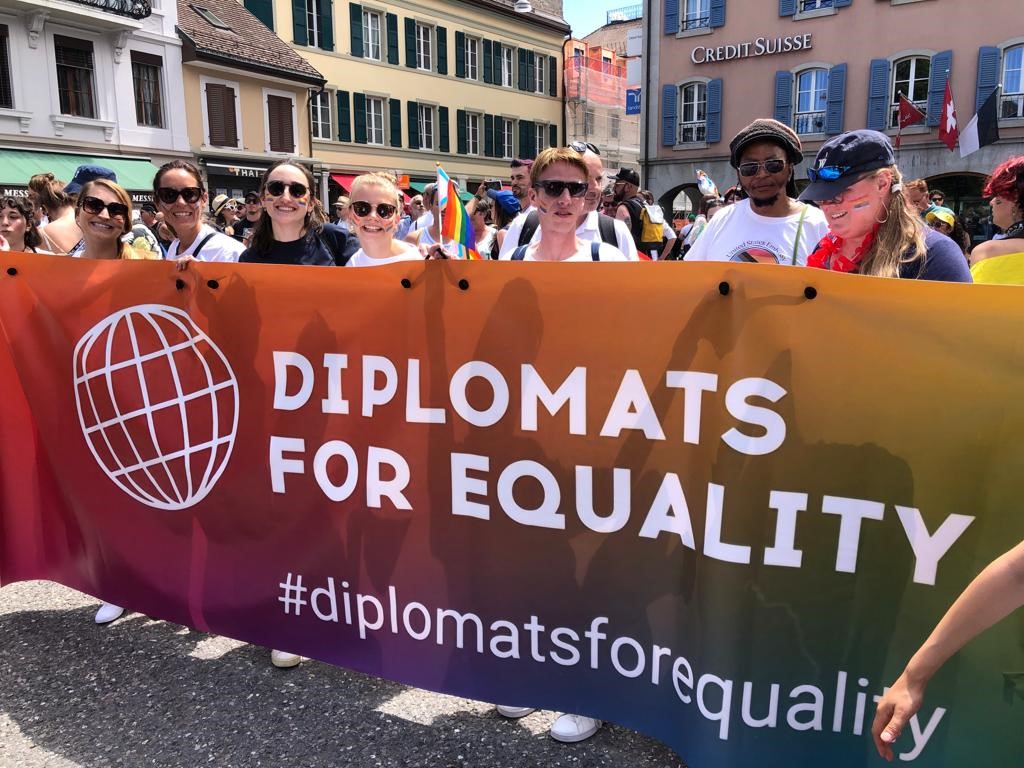 UKEmbassyBerne's tweet photo. Proud to march today at #BullePride with #diplomatsforequality
🇬🇧 GREAT Love is for everyone ❤️

@dipforequality #PrideMonth #Pride2022 #LoveIsLove https://t.co/NC0F31Pnjn