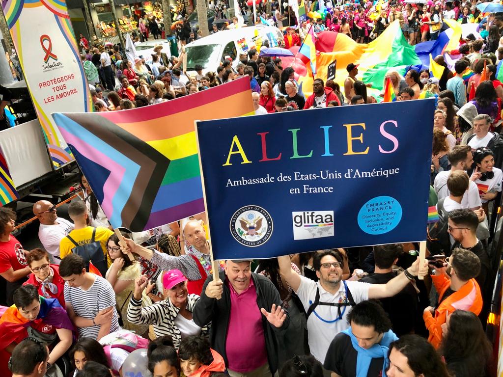 Joyeuse #MarchedesFiertés ! À Paris, de nombreux diplomates 🇺🇸 ont rejoint le cortège 🏳️‍🌈. #ambassadespourlégalité
