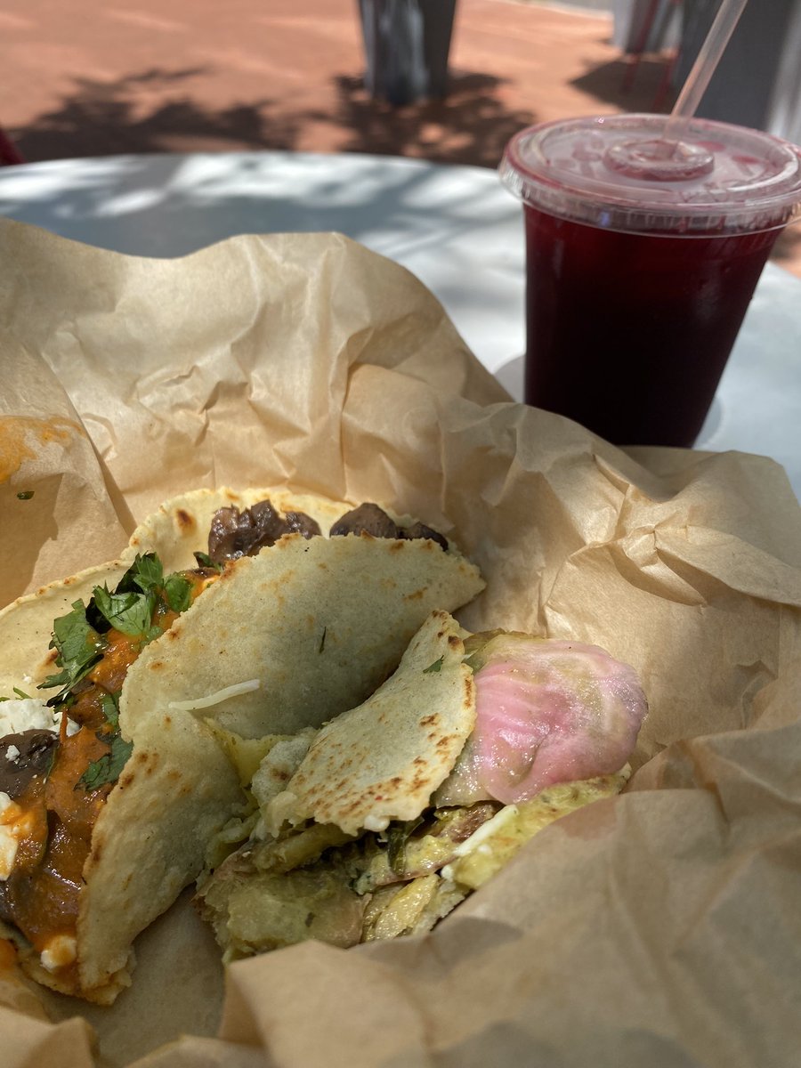 eliz_henry's tweet photo. Delicious vegetarian tacos near the convention center on I st! Yum! @chaiatacos #ALAAC2022 https://t.co/dBwGf50Juo