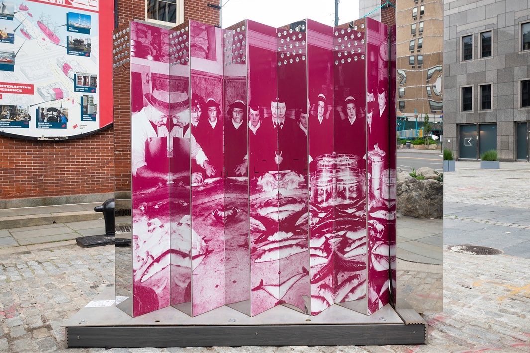 SeaportMuseum's tweet photo. Lenticular Histories: South Street Seaport is now on view for free through June 29, outdoors on the cobblestones of Water Street and Front Street. Stop by today to see this immersive public art installation made with images #FromTheArchives of Seaport Museum! #R2R22 #LMCC https://t.co/7zwFoTgpTs