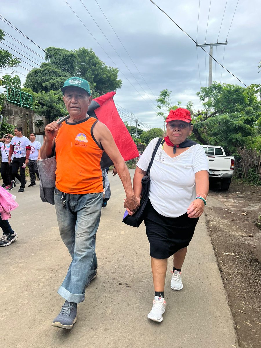 Che_Sandinista's tweet photo. #Nicaragua La revolución se manifiesta de muchas formas pero está es la mejor el Amor. Agarrados de la mano van mas allá. #4319FuerzaDeVictorias 
#UnidosEnVictorias @NicaSoberana @samcarrion18 https://t.co/PmOwowDlw1