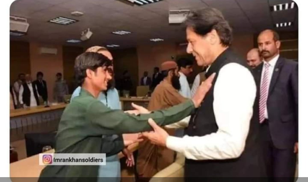 pTiiRafique's tweet photo. دل چاہتا ہے تیری سادگی پہ لکھوں اک غزل 
افسوس تیرے میعار کے الفاظ نہ مل سکے 

#وطن_پرست_عمران_خان https://t.co/aZiQuuBwgd
