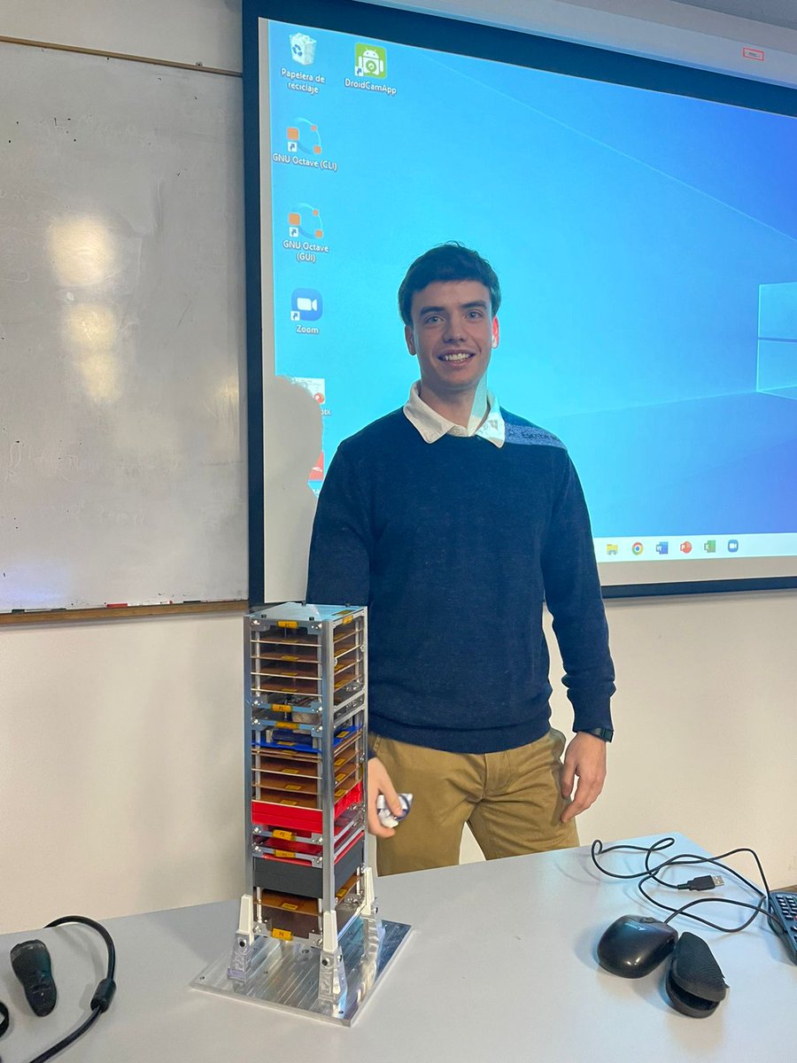 unlp's tweet photo. Felicitaciones David Williams!  Primer egresado de la carrera Ingeniería Aeroespacial de @ing_unlp y de Argentina.  
 #OrgulloUNLP 👨‍🚀🚀🛰 https://t.co/etQl3rDwK3