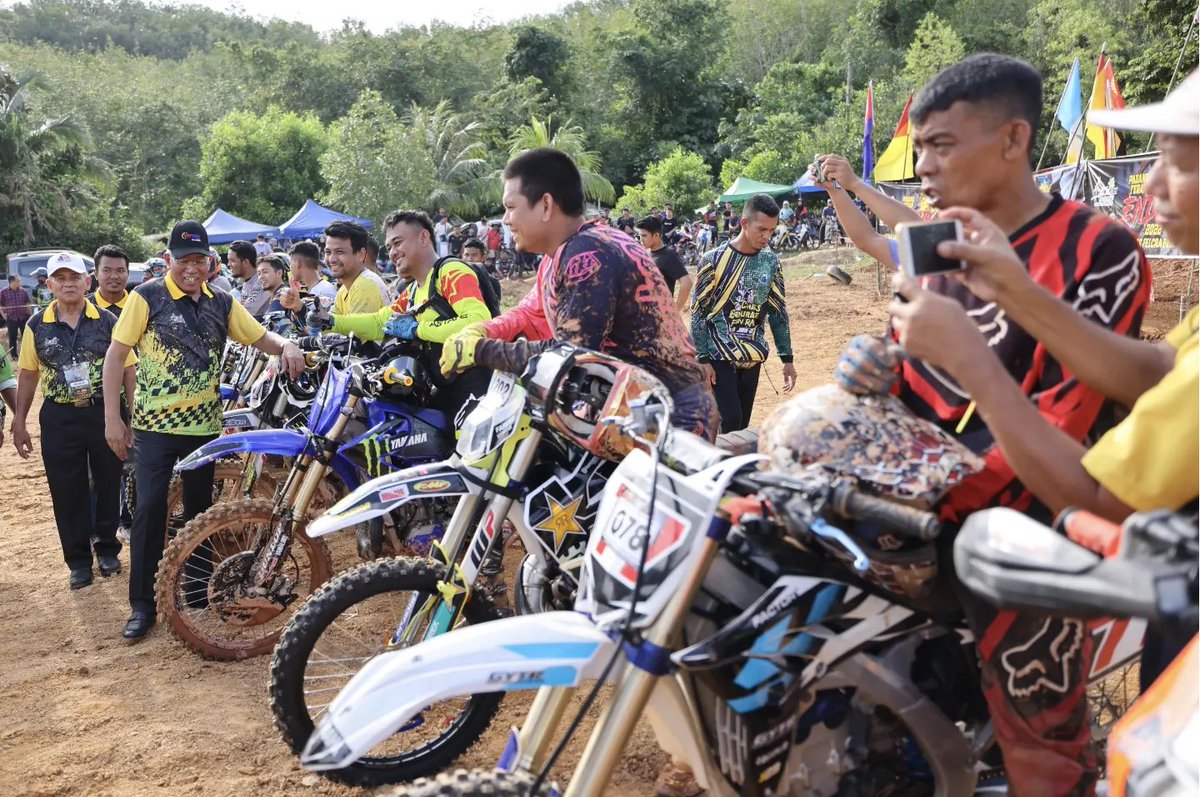 MahdzirKhalid's tweet photo. Selesai majlis di SK Tualak, saya ke FELCRA Belimbing Tualak bagi merasmikan pusingan akhir Pertandingan Padang Terap Enduro Motorcross 2022. (1/2)

#KeluargaMalaysia #luarbandarsejahtera 
#TokDet #BekerjaBersamaRakyat https://t.co/MdSzge8VDh