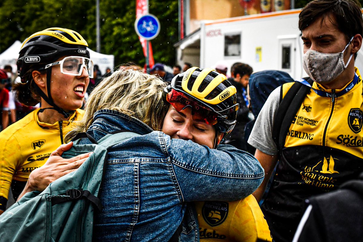 Beaucoup d'émotions à l'arrivée 💕

📸 Victor Peres

#FievreSR <a href="/FFCyclisme/">FFC</a>
