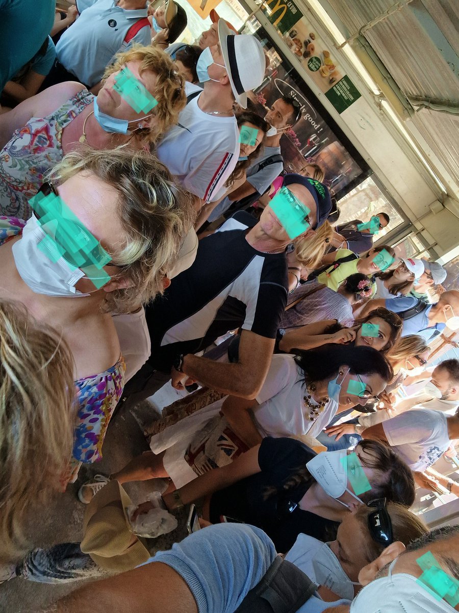 maxblu66's tweet photo. @comunevenezia @muoversivenezia @RegioneVeneto 
Sarà sabato, sarà giugno ma dopo aver pagato 21€ ci meritiamo un vaporetto (strapieno peraltro) ogni 20 minuti?? Tutto ammassati con temperature infernali (ci sarebbe anche una pandemia). No grazie, proprio non ci siamo. https://t.co/skO4YDwA9B