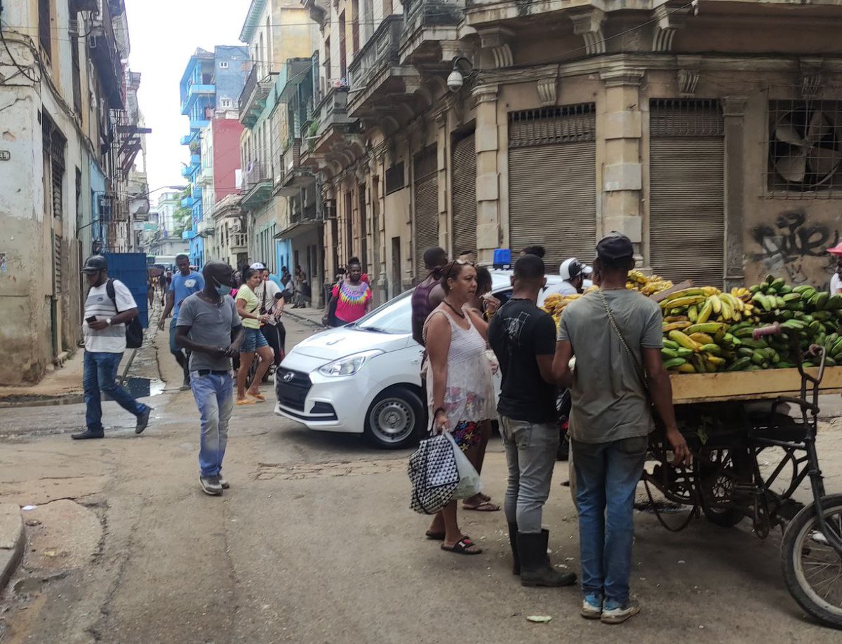 14ymedio's tweet photo. El #precio de los #alimentos en #Cuba ha #subido un 43,27% en un año👉La carne de cerdo, el queso blanco, el jamón y los huevos son algunos alimentos con mayor efecto en la variación mensual según el Gobierno cubano https://t.co/elQPk69c2D https://t.co/AG9LqNUXpP