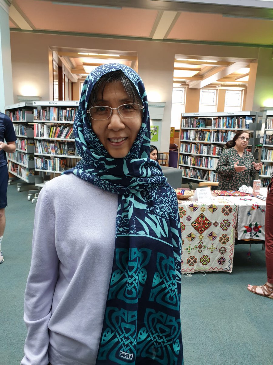 sunnyside_club's tweet photo. Students from the ISOC of @BoltonUni were present putting a variety of head scarves on members of the public.
#TryAScarf 
Maria and Ammarah were 2 volunteers explaining the reasons why they wear Headscarves.
#MuslimDiversity https://t.co/ERvhBUMqaA
