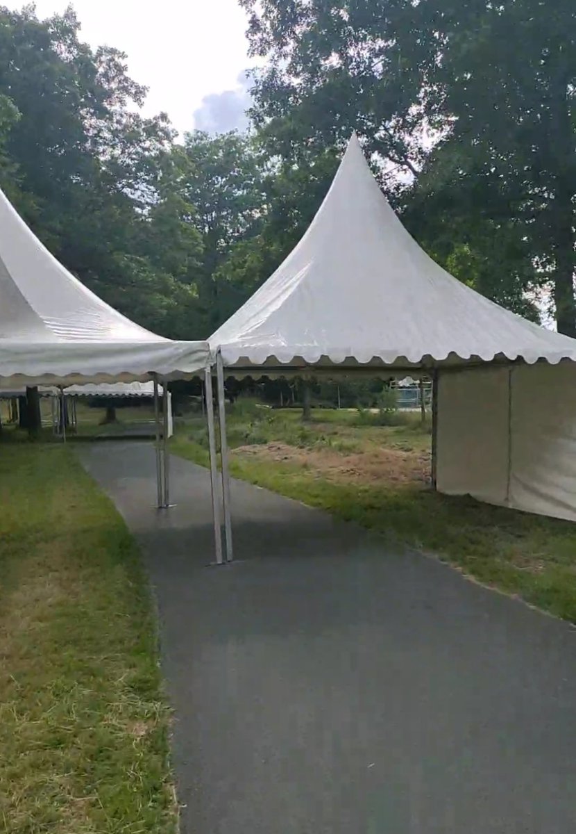 Tenten in het Steenbergerpark. Is dat alvast voor 't Stadsfestival van 2 juli? Hoop voor iedereen dat 't er dan nog staat en sowieso: 't staat er best onhandig eigenlijk zo midden op 't fietspad. @GemHoogeveen #steenbergerpark #hoogeveen #stadsfestivalhoogeveen