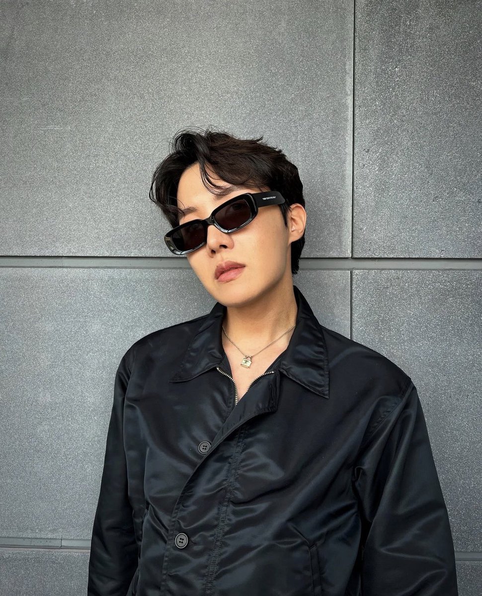 EmSushi7's tweet photo. IM SO READYYYY!!! LET’S GO JHOOOOOOOOOOPEEE!!!! #JACKINTHEBOX #JHOPE #HOPEINTHEBOX https://t.co/B9KlqgV8WJ