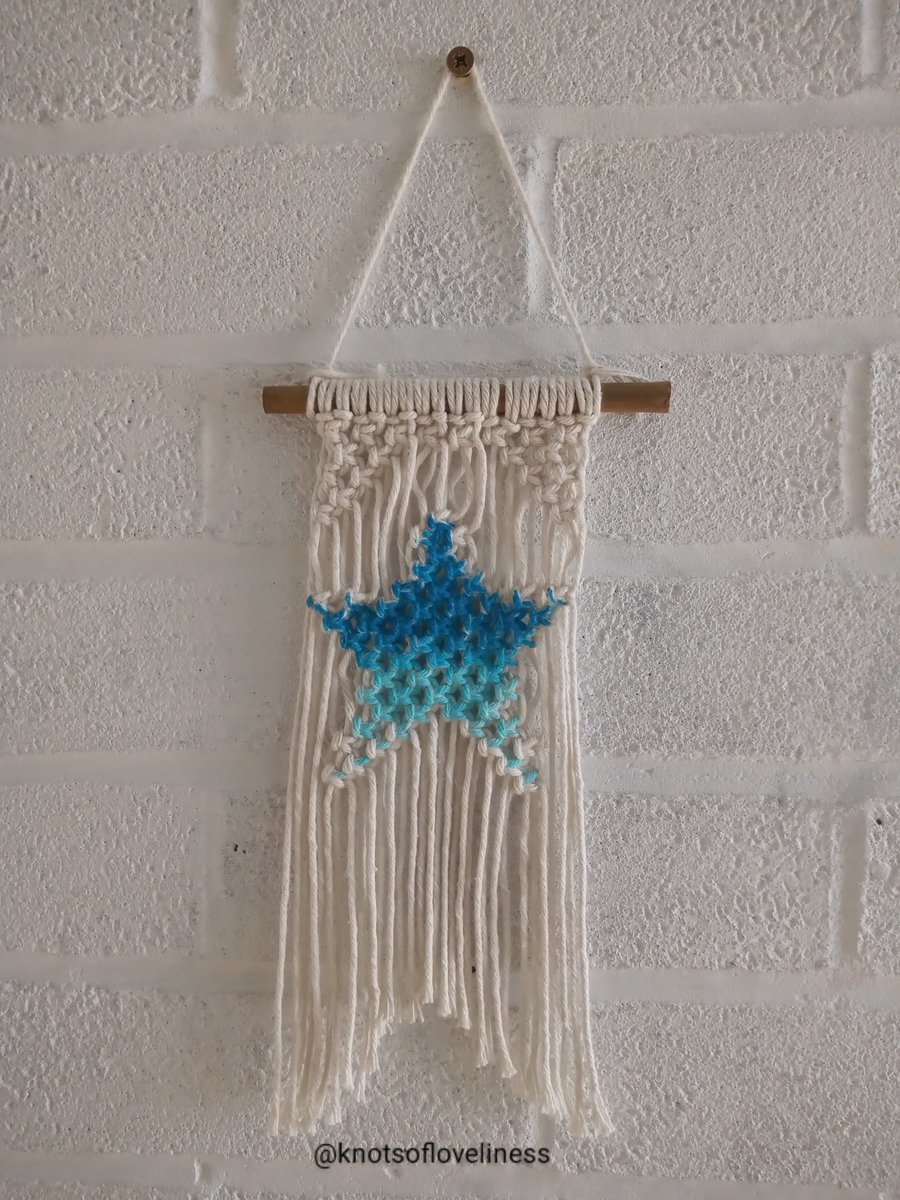 KnotsLoveliness's tweet photo. Blue star

£8 inc postage

14cm x 28 cm exc hanging string

#macrame #wallhanging
#star #blue #blueskies https://t.co/xdkqi50Gm8