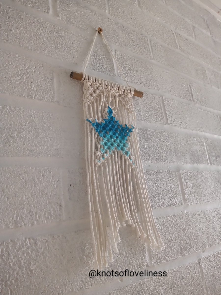KnotsLoveliness's tweet photo. Blue star

£8 inc postage

14cm x 28 cm exc hanging string

#macrame #wallhanging
#star #blue #blueskies https://t.co/xdkqi50Gm8