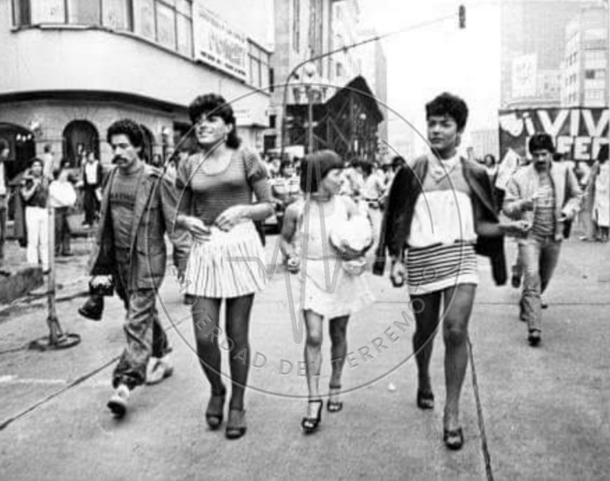 Terremotode1985's tweet photo. Una marcha de lesbianas cruza la emblemática Avenida Juárez en la década de los años 80. A la izquierda vemos parte del Hotel del Prado y al fondo el Edificio Aztlán que estaba en proceso de demolición. Ambos edificios desaparecerían tras los terremotos de 1985.

Foto: GOB. CDMX https://t.co/iRrk6GO7bK