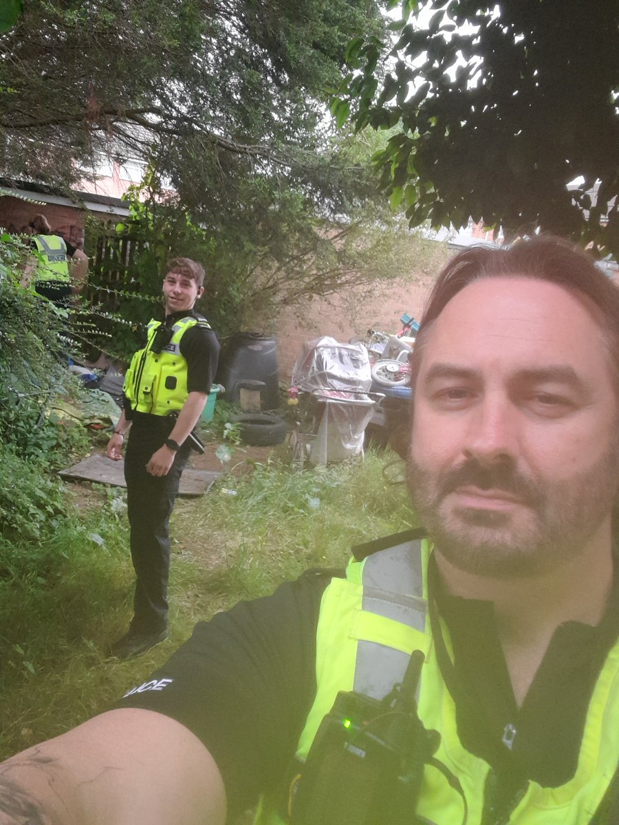 LongbridgeWMP's tweet photo. Longbridge officers acting on community intelligence searching gardens in Rubery with our partners from Birmingham City Council. If you are hiding weapons and get involved in violence, we will take action and prosecute you to keep the community safe #oneteamworkingtogether https://t.co/APnhGFJlTG