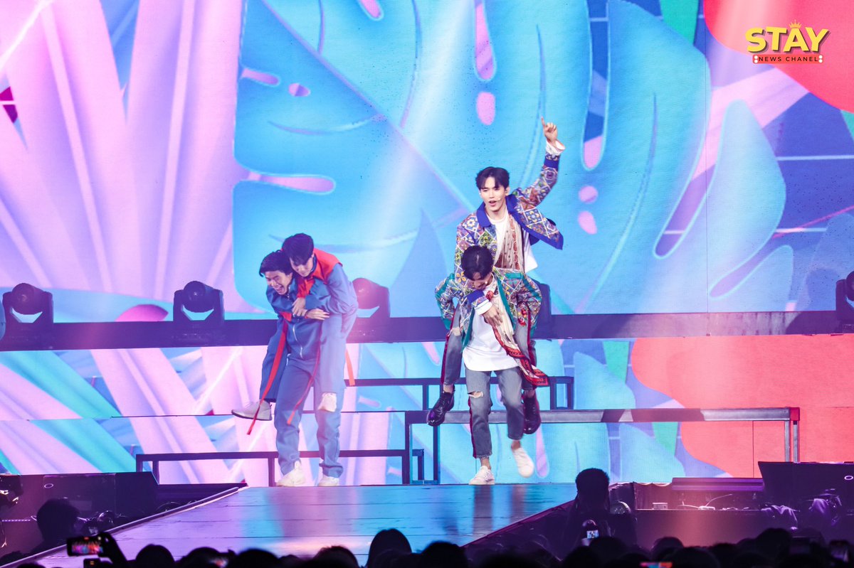 staynewsth's tweet photo. เต-นิว จัดเต็ม ทั้งร้องทั้งเต้น พร้อมขนแขกรับเชิญมาเซอร์ไพรส์แฟนคลับ ในงานแฟนมีตติ้งครั้งแรกในประเทศไทย

#PolcaTheJourney 
#เตนิว
#โพก้า
#tawan_v
#newwiee
#GMMTV https://t.co/pvr0T7qoXL
