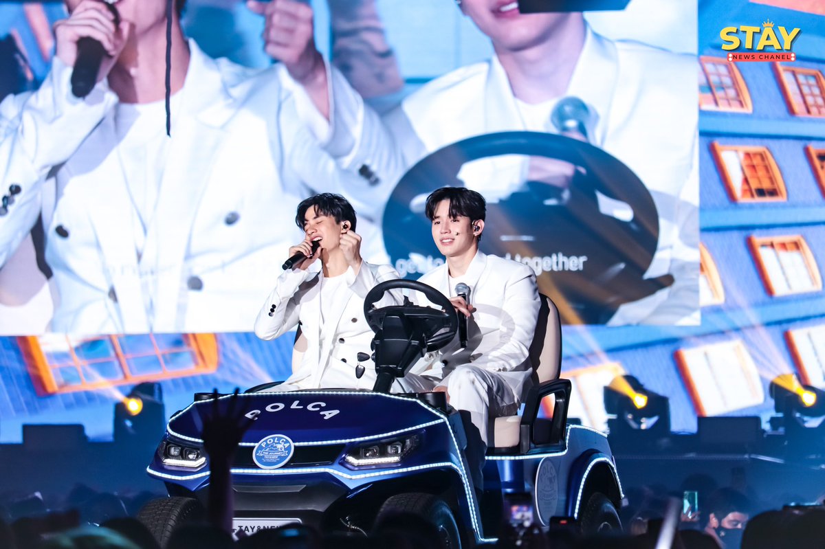 staynewsth's tweet photo. เต-นิว จัดเต็ม ทั้งร้องทั้งเต้น พร้อมขนแขกรับเชิญมาเซอร์ไพรส์แฟนคลับ ในงานแฟนมีตติ้งครั้งแรกในประเทศไทย

#PolcaTheJourney 
#เตนิว
#โพก้า
#tawan_v
#newwiee
#GMMTV https://t.co/pvr0T7qoXL