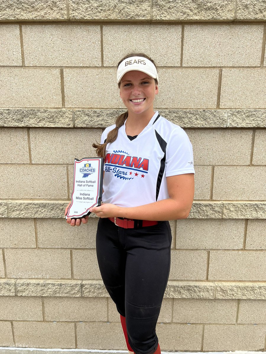 SHSsoftball_'s tweet photo. 2022 Miss Softball 🐻🥎 

We are SO proud of you @Karissala02 !! https://t.co/UjFiLEAc84
